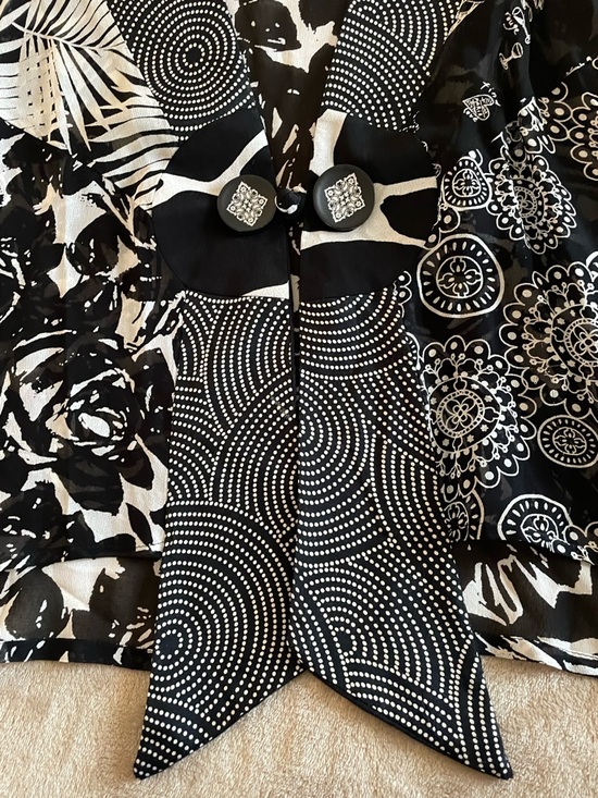 Women’s Geometric Black & White Printed 100% Silk Button Cardigan Shrug Jacket - Picture 3 of 7